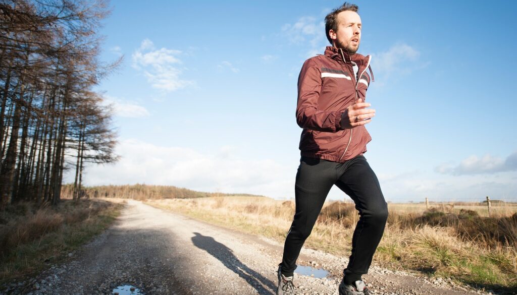 Najlepsze treningi do biegania na 10 km – jak dostosować trasę pod swoje możliwości?