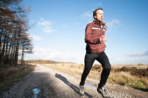 Najlepsze treningi do biegania na 10 km – jak dostosować trasę pod swoje możliwości?
