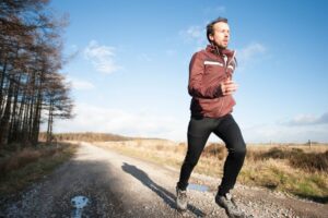 Najlepsze treningi do biegania na 10 km – jak dostosować trasę pod swoje możliwości?